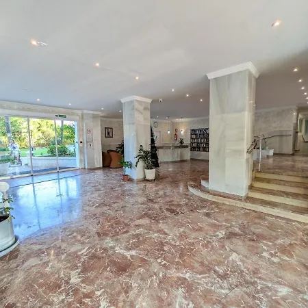 Boutique With Sea Views In Appartamento
