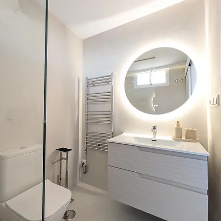 Boutique With Sea Views In Appartamento